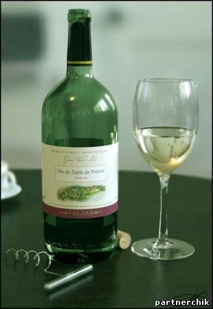 Как открыть бутылку вина с помощью пластиковой бутылки наполненной жидкостью?
