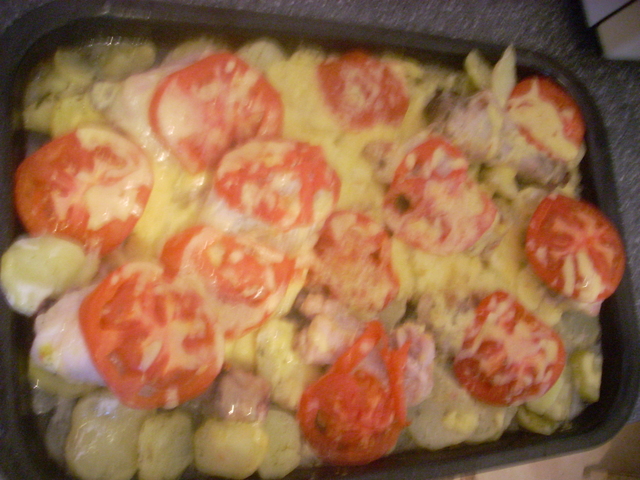 Как приготовить курицу в духовке с картофелем, помидорами и сыром?
