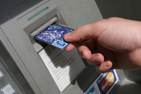 Как снять деньги с кредитки в банкомате?