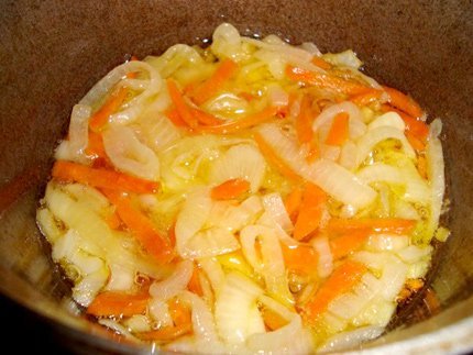 Как быстро приготовить вкусный диетический ужин из риса, моркови и лука?