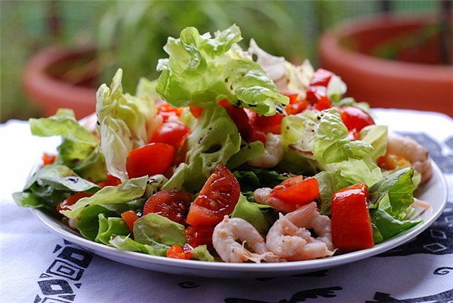 Как приготовить салат из помидоров, свежих и соленых огурцов?