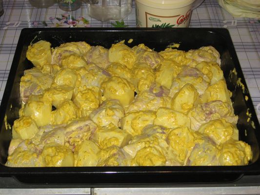 Как приготовить курицу с картошкой в духовке?